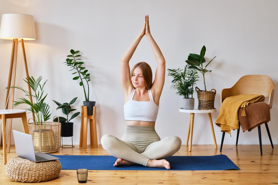 新手練習瑜伽時主要動作多為靜態，要靠長時間持續強化耐力，優先考慮瑜伽墊的穩定度。(Getty Images)
