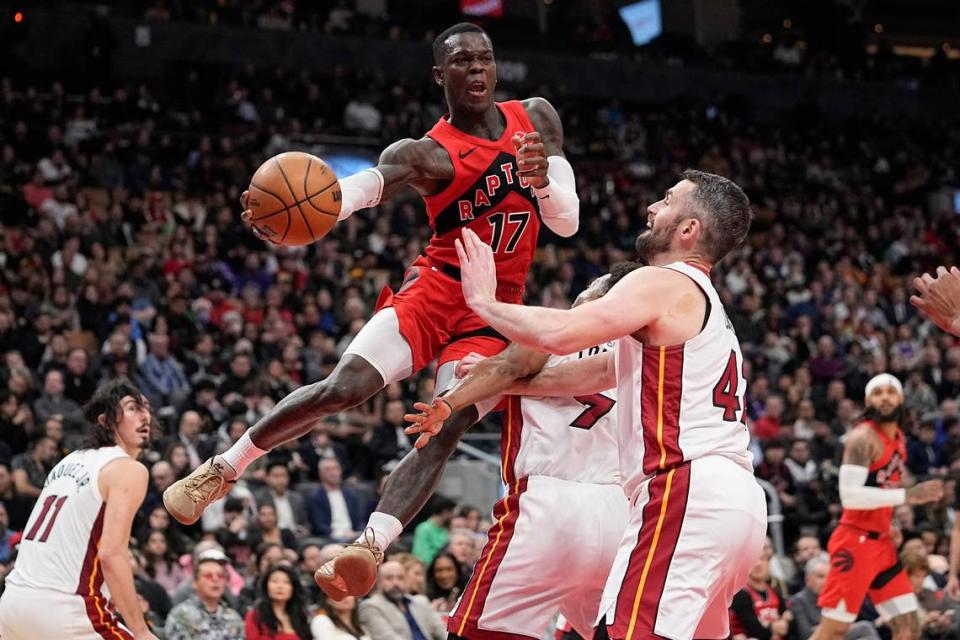 El jugador de los Raptors Dennis Schroder (17) trata de pasar la pelota ante la marca de Kevin Love, del Heat de Miami, en el partido celebrado el 6 de diciembre de 2023 en Toronto.