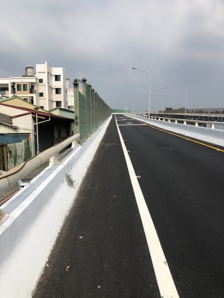 永大陸橋平了，市長黃偉哲專程前往視察。（記者張淑娟攝）