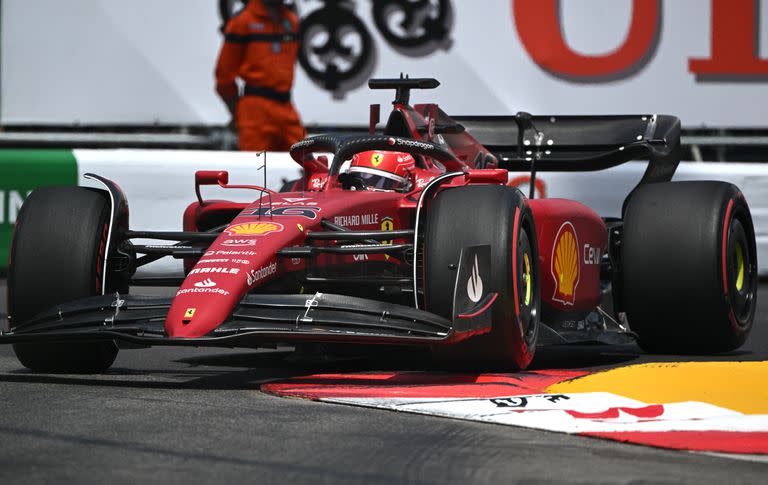 Charles Leclerc acelerá su Ferrari en Bakú