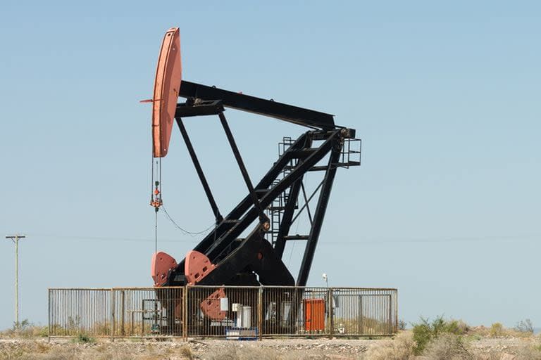 Una cigüeña petrolera (la unidad de bombeo del combustible), en Vaca Muerta