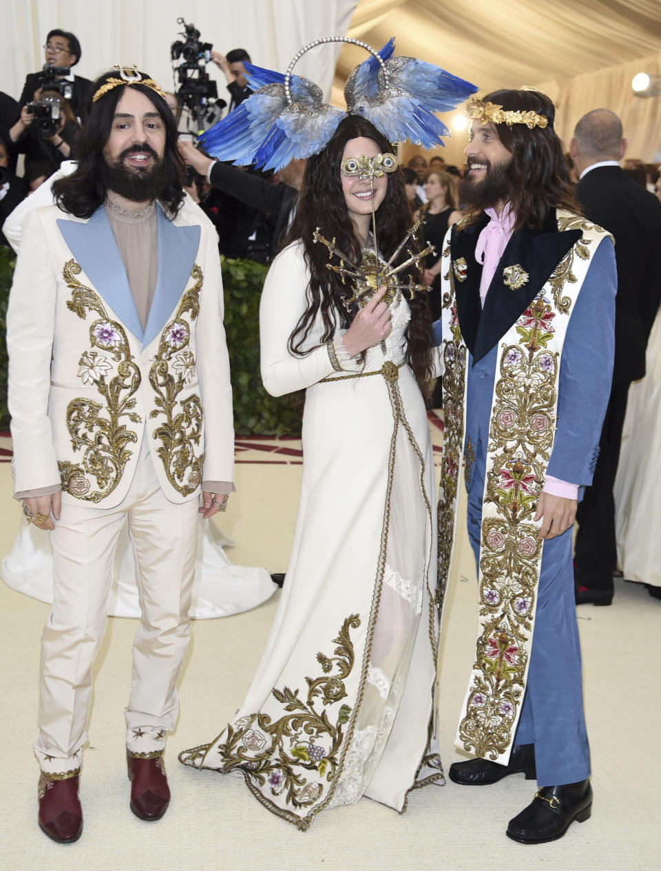 Leto und Del Rey kamen in Begleitung von Gucci-Designer Alessandro Michele, der die beiden für den Abend mit diesem spektakulären Partnerlook ausgestattet hatte. (Bild: Getty Images)