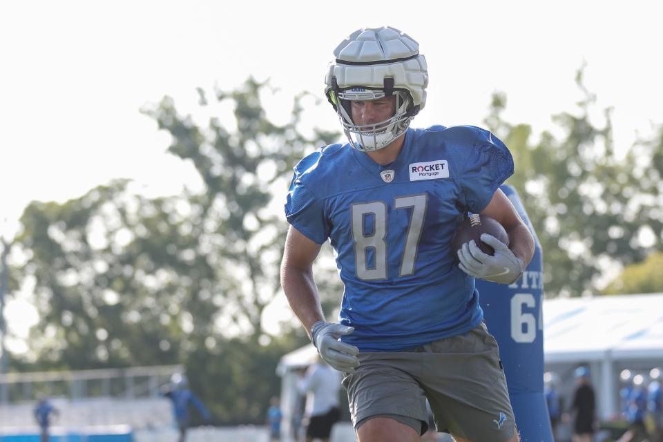 Detroit Lions tight end <a class="link " href="https://sports.yahoo.com/nfl/players/40064" data-i13n="sec:content-canvas;subsec:anchor_text;elm:context_link" data-ylk="slk:Sam LaPorta;sec:content-canvas;subsec:anchor_text;elm:context_link;itc:0">Sam LaPorta</a> practices during training camp at Detroit Lions Headquarters and Training Facility in Allen Park on Monday, July 24, 2023.