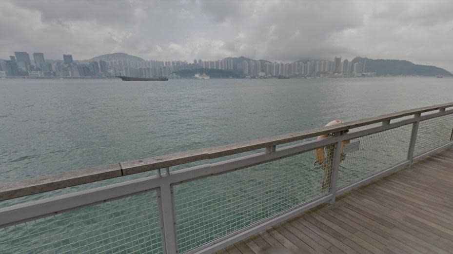 鰂魚涌操普通話男擅取救生圈游水，惹墮海疑雲。(Google Map)