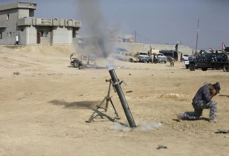 A federal police forces member lunches a mortar during an operation against Islamic State militants in Qayyara, south of Mosul October 26, 2016. REUTERS/Alaa Al-Marjani