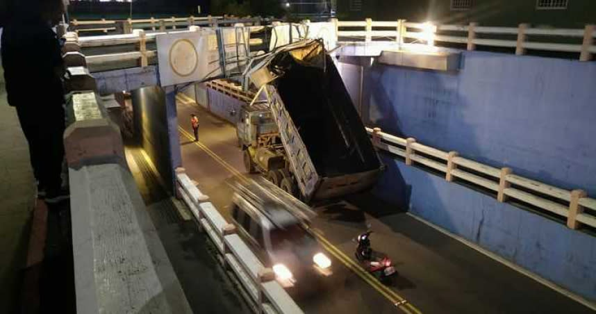 民眾拍下砂石車後車斗翹起，硬撞上方橋墩，導致後車斗半毀，橋墩也因為撞擊部分毀損。（圖／翻攝嘉義新鮮事臉書社團）