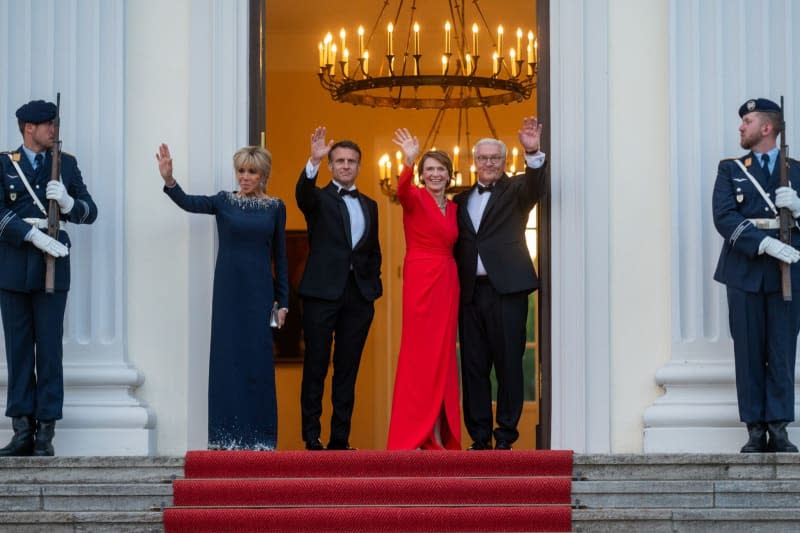 German President Frank-Walter Steinmeier (R) and his wife Elke Buedenbender (L) welcome French President Emmanuel Macron and his wife Brigitte Macron to the state banquet in honor of the rench President Emmanuel Macron and his wife at Bellevue Palace. Christophe Gateau/dpa