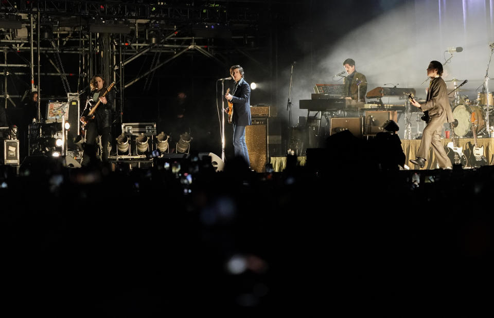 Alex Turner de Arctic Monkeys su concierto en el festival Corona Capital en la Ciudad de México el 19 de noviembre de 2022. (Foto AP/Eduardo Verdugo)