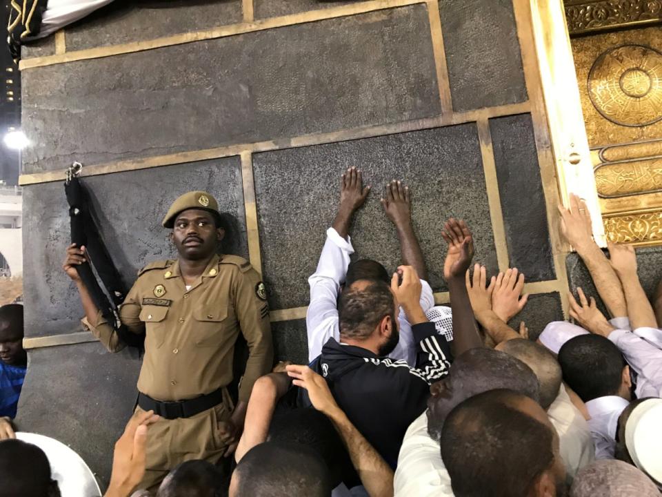 <p>Beim Besuch der Kaaba berühren die Gläubigen die Mauern des heiligen Gebäudes in Mekka. (Bild; Suhaib Salem/ Reuters) </p>