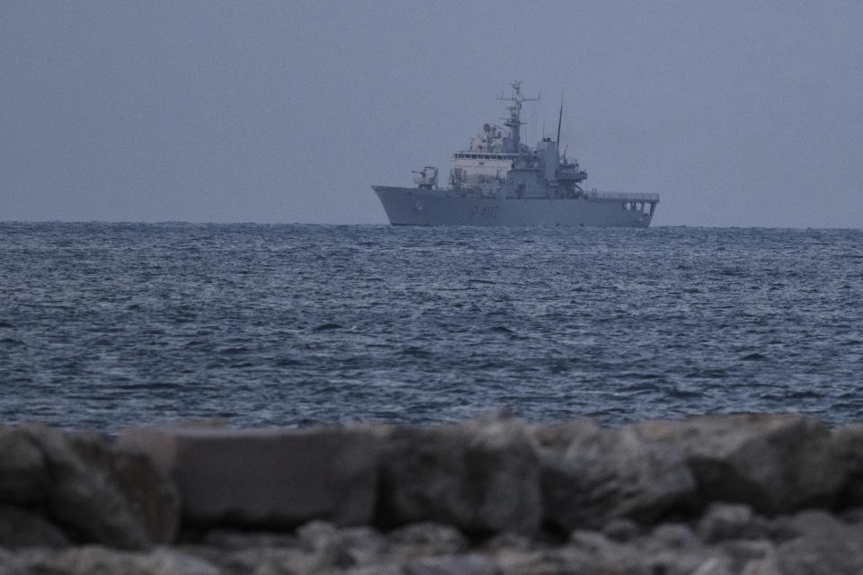 Un barco de la marina italiana se acerca al puerto de Shengjin, al noroeste de Albania, el miércoles 16 de octubre de 2024 con un primer grupo de migrantes interceptados en aguas internacionales, y cuyas solicitudes de asilo serán procesadas en Albania en lugar de en Italia, según un acuerdo de cinco años entre los dos países. (AP Foto/Vlasov Sulaj)