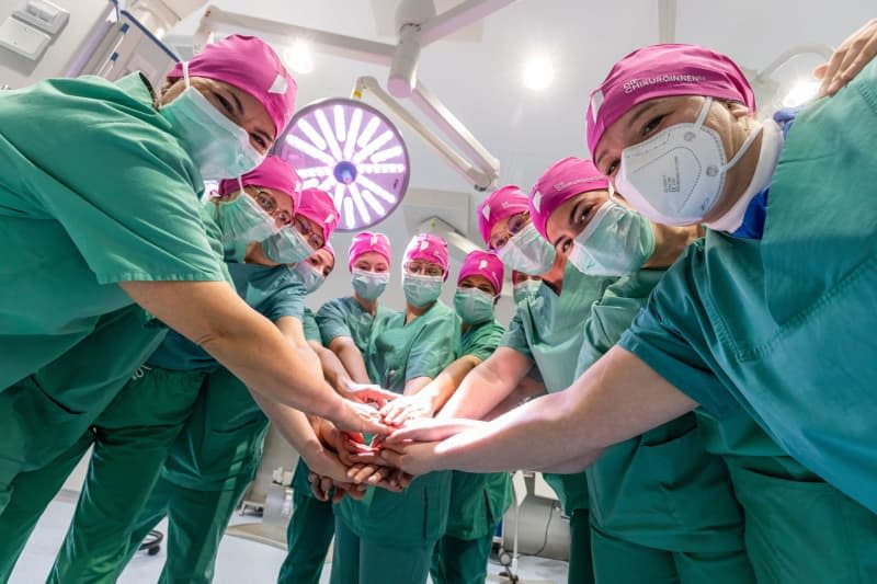 Professor Katja Schlosser (l) with her colleagues in the operating theatre. More than half of medical students in Germany are women but only 20% of them go on to train as surgeons. A network of female surgeons is working to change that. Christian Lademann/dpa