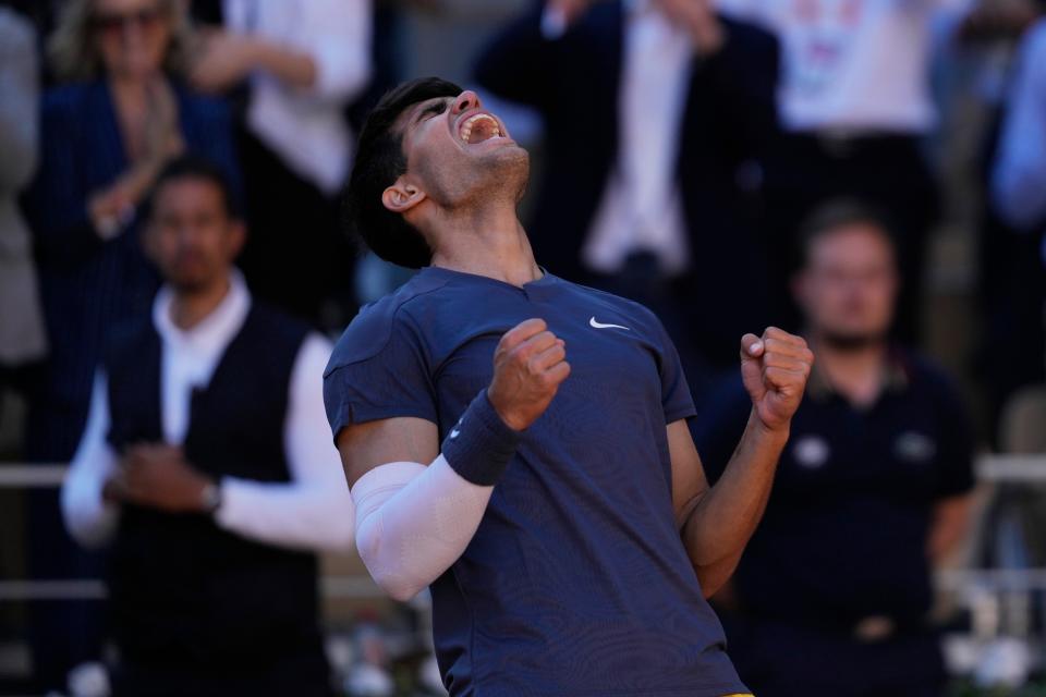 Carlos Alcaraz celebra vencer a Jannik Sinner en semifinales (AP)