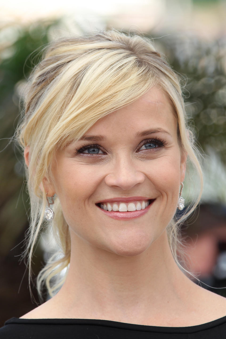 US actress Reese Witherspoon smiles while posing during the photocall of 'Mud' presented in competition at the 65th Cannes film festival on May 26, 2012 in Cannes. AFP PHOTO / VALERY HACHE 