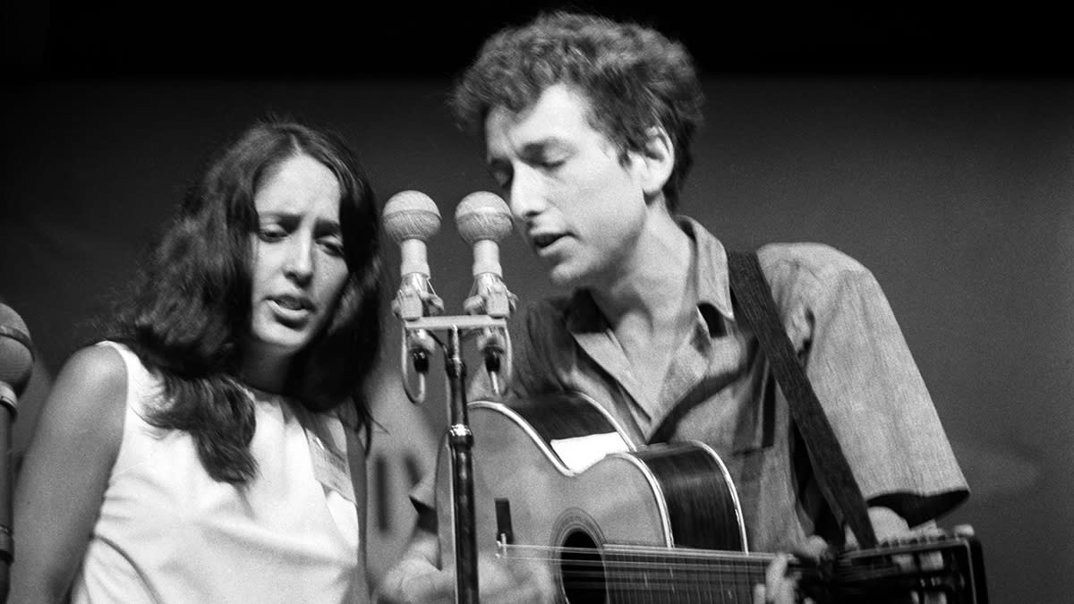  Bob Dylan and Joan Baez. 