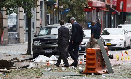 New York Mayor Bill de Blasio (C) and New York Governor Andrew Cuomo (L) tour the site of an explosion that occurred on Saturday night in the Chelsea neighborhood of New York, USA, September 18, 2016. REUTERS/Justin Lane/Pool