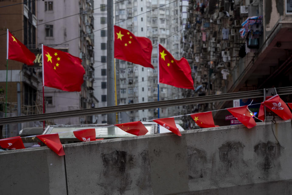 2021年7月1日，北角一條天橋上掛了中國國旗及香港特區區旗，而橋的牆上則有被油漆淹蓋的痕跡。