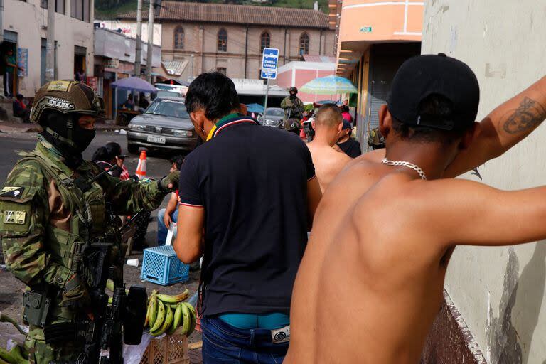 Controles de seguridad de las Fuerzas Armadas en Quito (Photo by STRINGER / AFP)