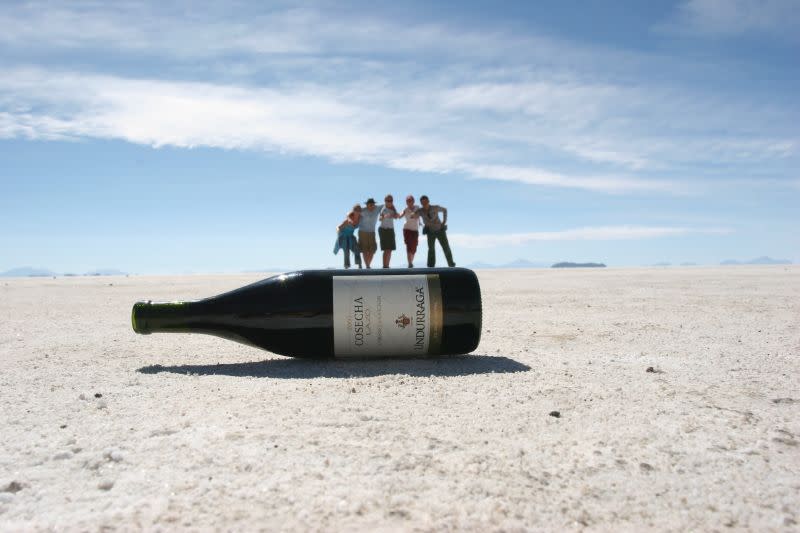 <p>Todo cabe en una botella, se diría, sobre todo en el asombroso panorama del Salar de Uyuni, Bolivia (Flickr/ Tak) </p>