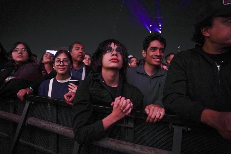 Fans en el concierto de The Cure en el festival Corona Capital en la Ciudad de México, el domingo 19 de noviembre de 2023. (Foto AP/Aurea Del Rosario)