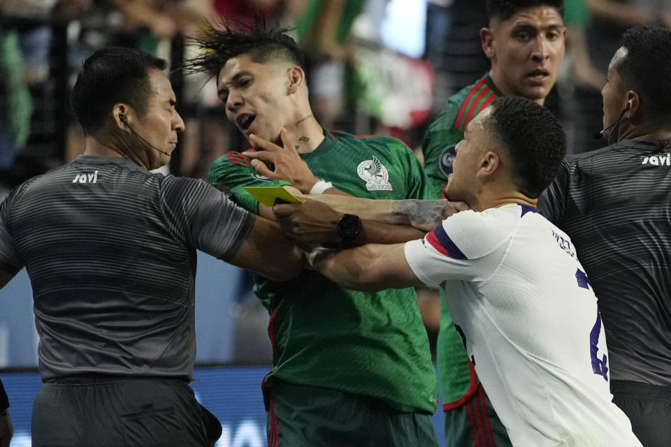 Sergiño Dest, de Estados Unidos, empuja a Gerardo Arteaga, de México, en las semifinales de la Liga de Naciones, el jueves 15 de junio de 2023 en Las Vegas (AP Foto/John Locher)