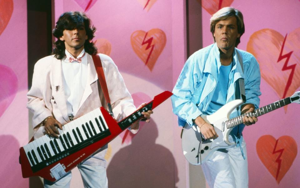 Die Anzüge, die Frisuren, das Umhänge-Keyboard: Es gibt natürlich reichlich Gründe, sie als lächerliches 80er-Phänomen abzustempeln. Tatsache ist aber: Mit ihrem Plastik-Pop waren Modern Talking (Bild aus der RTL-Doku "30 Jahre Modern Talking - Die ganze Wahrheit") unfassbar erfolgreich, geschätzte 120 Millionen Tonträger konnten Dieter Bohlen (rechts) und Thomas Anders weltweit absetzen. (Bild: United Archives/Getty Images)