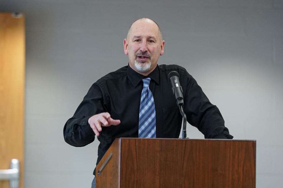 Dave Shutt makes a point during his Hall of Fame  speech.