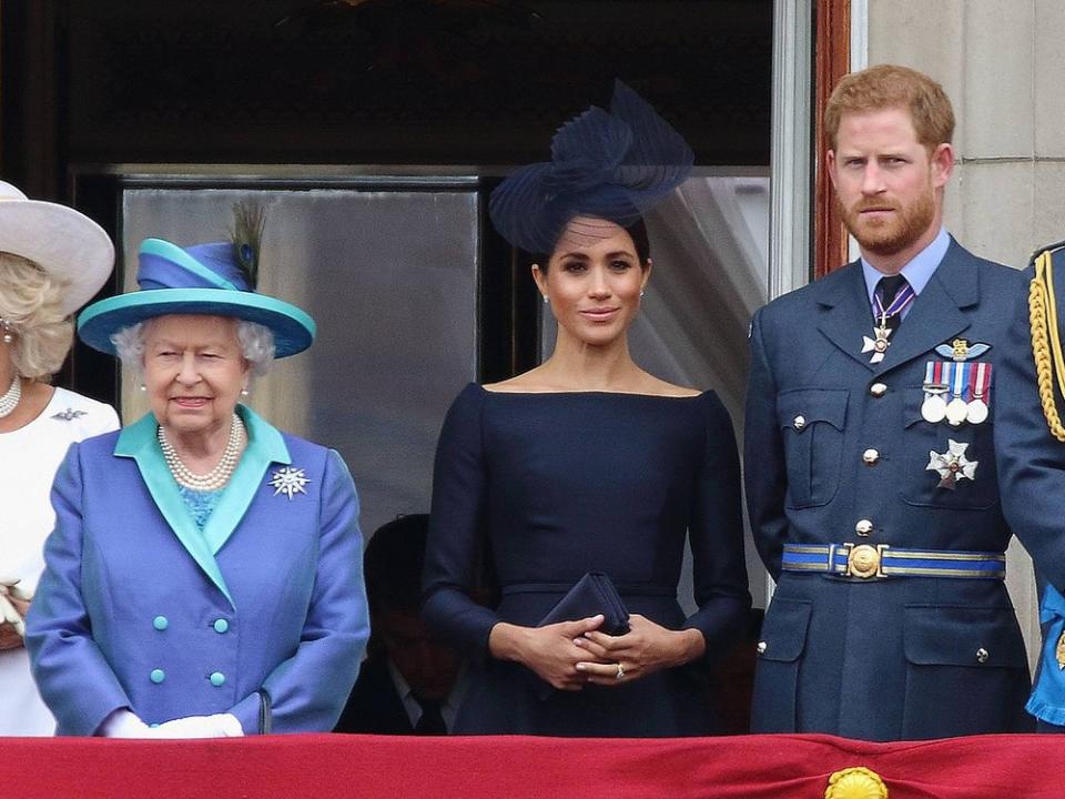 Queen Elizabeth II., Prinz Harry und Herzogin Meghan bei einem gemeinsamen früheren Auftritt in London. (Bild: imago/APress)