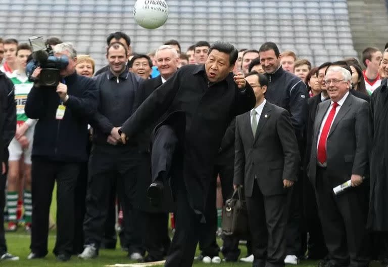 El presidente Xi patea una pelota de fútbol en una visita a Dublín en 2012