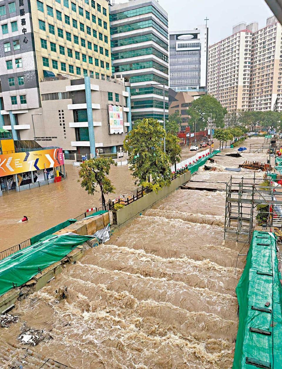 暴雨 水浸 觀塘翠屏河