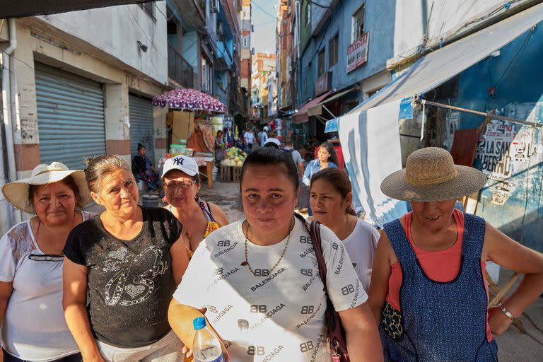 Blanca Arce (54), en el centro, de blanco, dice que los tiroteos no son enfrentamientos entre bandas sino por problemas entre las mismas bandas; sufrió varias amenazas