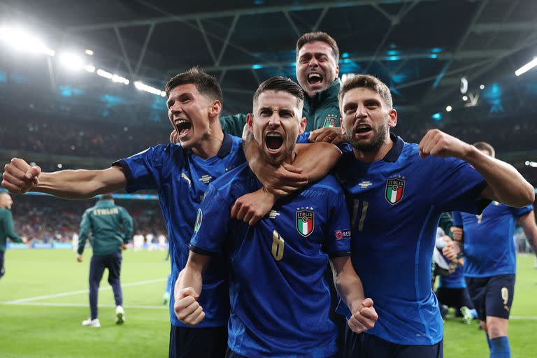 Jorginho festeja con sus compañeros luego de vencer por penales a España; los italianos son finalistas de la Eurocopa 2020.