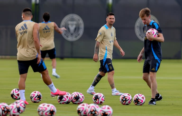 El astro Lionel Messi (C) durante una práctica de Argentina previo a la Copa América el 7 de junio de 2024 en Miami (Chris ARJOON)