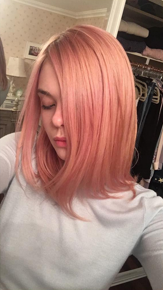 <p>Elle a parfaitement assorti ses paupières, ses lèvres et ses mèches rose poudreux. <i>(Photo : Instagram/Elle Fanning)</i></p>