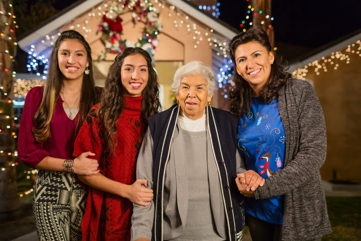 La Navidad latina es sinónimo de festejos, familia y tradición. - Foto: Eric Raptosh Photography/Getty Images