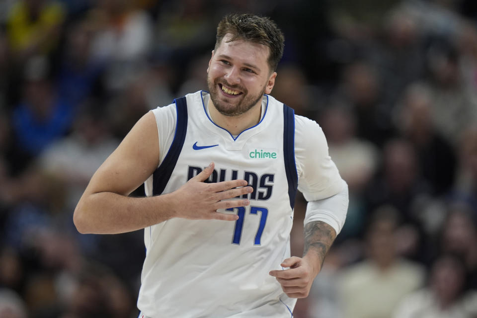 Luka Doncic, de los Mavericks de Dallas, sonríe después de anotar una canasta en contra del Jazz de Utah, durante la segunda mitad del juego de baloncesto de la NBA, el lunes 25 de marzo de 2024, en Salt Lake City. (AP Foto/Rick Bowmer)