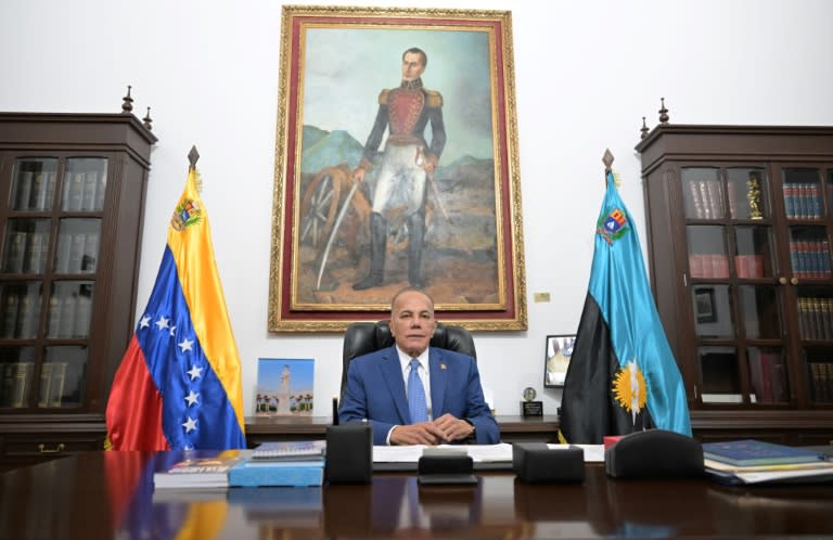 El gobernador Manuel Rosales, en su despacho en Maracaibo, Venezuela, el 3 de mayo (JUAN BARRETO)