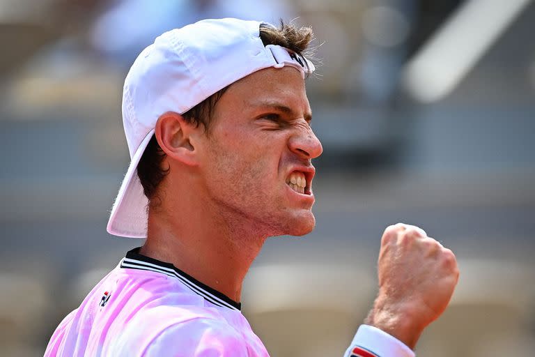 El argentino Diego Schwartzman reacciona mientras juega contra el español Rafael Nadal durante el partido de tenis de cuartos de final de individuales masculinos en el día 11 del torneo de tenis del Abierto de Francia de Roland Garros 2021 en París el 9 de junio de 2021 (Foto de Christophe ARCHAMBAULT / AFP)