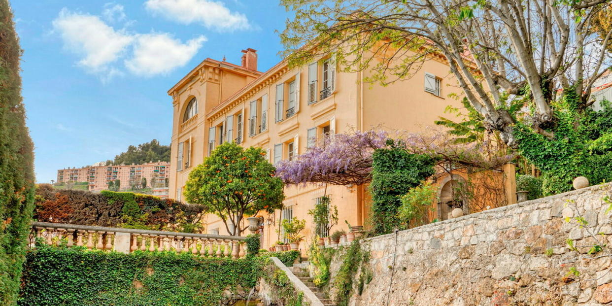 Proposée à la vente par Sotheby’s IR, cette bastide grassoise du XVIIIe siècle avec vue plongeante sur la baie de Cannes est érigée au milieu d’un parc édénien de 6 200 m2. - Credit: