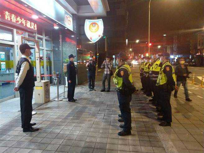 萬華警方晚間臨檢阿公店。