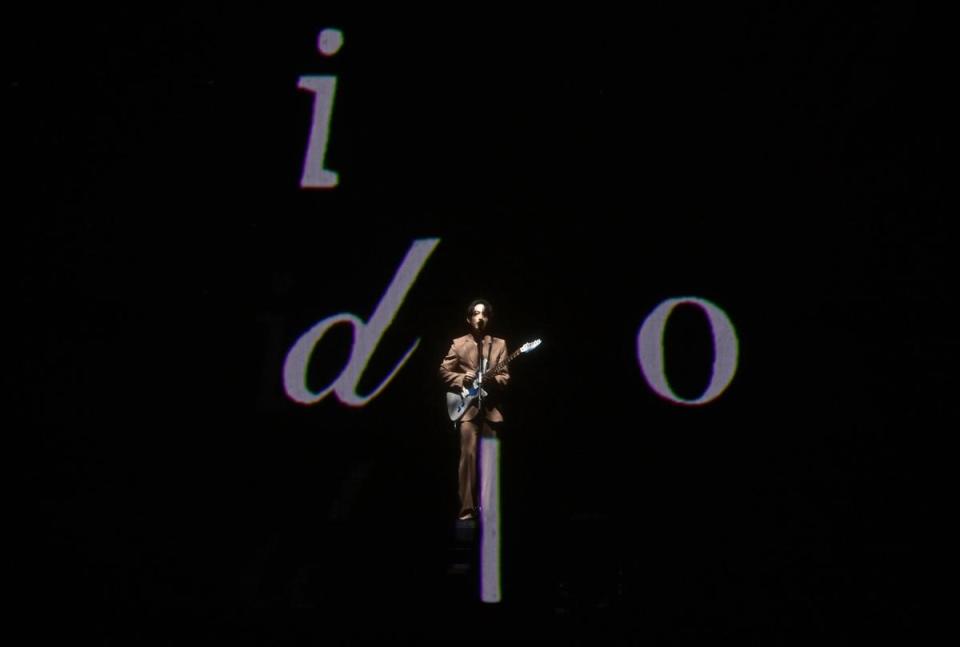 在演唱會上，林宥嘉首唱最新發行的〈我不是神，我只是平凡卻直拗愛著你的人〉。（研國際提供）