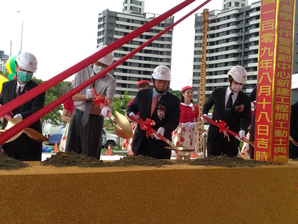 亞東技術學院「淡水校區產學合作暨青創中心」開工典禮，由徐旭東 (右二)、副市長謝政達 (左二)等人動土。    圖：王峻昌／攝