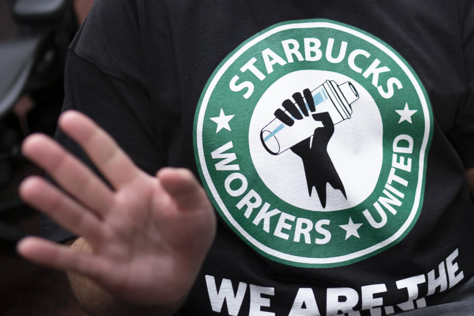 El logo del sindicato Starbucks Workers United en la camiseta de un empleado que asiste a una audiencia en el Capitolio en Washington el 29 de marzo de 2023. (AP Foto/J. Scott Applewhite, Archivo)