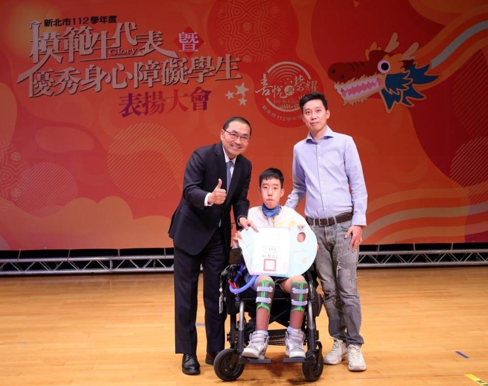 《圖說》佳林國中連敏哲(中)榮獲優秀身心障礙學生表揚。〈教育局提供〉