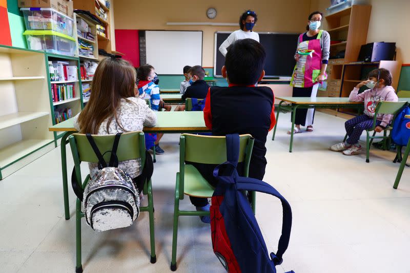 Alumnos con mascarillas en el aula el primer día de clase después de las vacaciones de verano en medio del brote de coronavirus, en la escuela pública Mariano José de Larra en Madrid