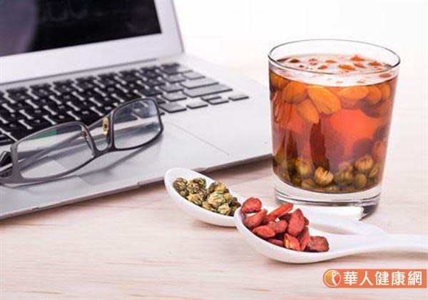 枸杞菊花茶（如圖）不僅有清肝明目作用，同時也可輔助調降血壓。