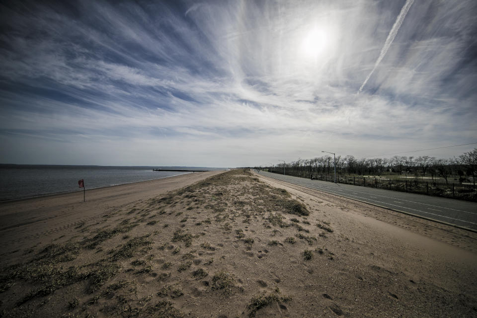 A sand embankment to protect inland neighborhoods runs along the beach on Staten Island’s South Shore. (Photo: Gordon Donovan/Yahoo News)