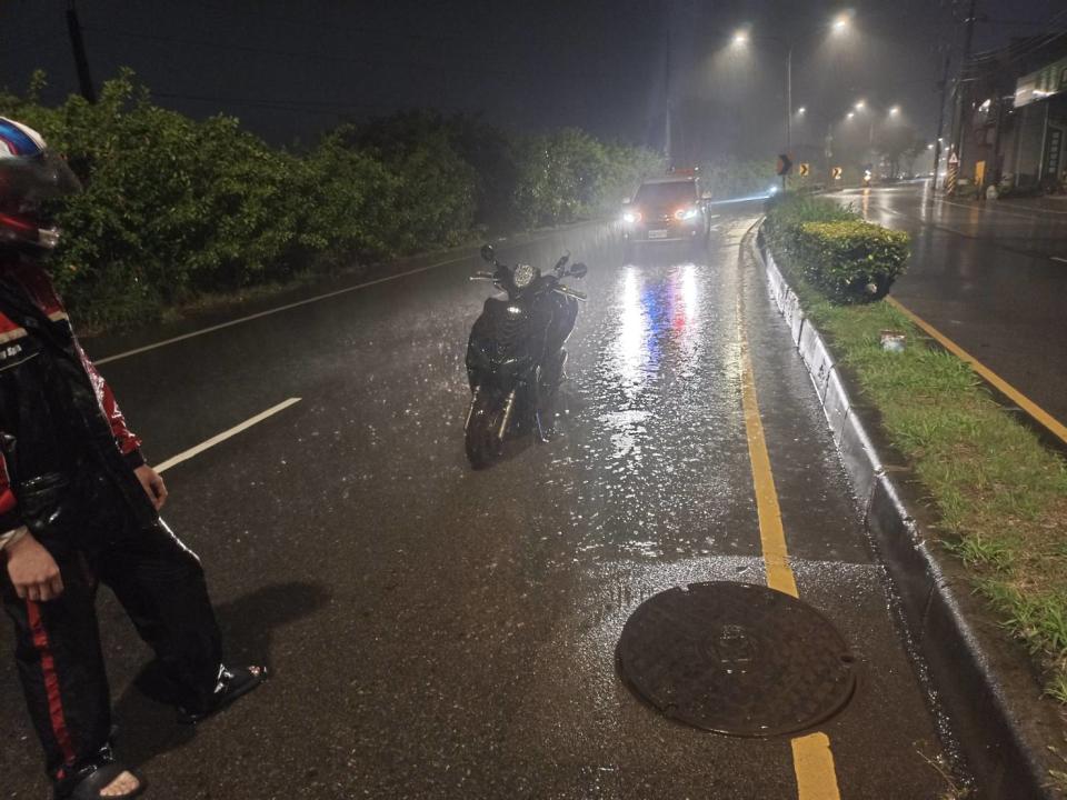 當時大雨滂沱及夜色昏暗，而圓孔下水道大且深，其他用路人行經該處未發現恐撞擊孔蓋摔倒或掉落下水道內受傷。圖：讀者提供