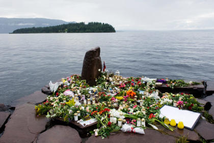 Blumen zum Gedenken der Opfer in Norwegen. (Bild: AFP)