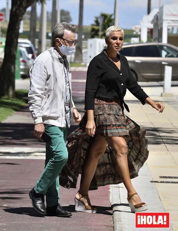 Ana María Aldón y Ortega Cano paseando por la calle