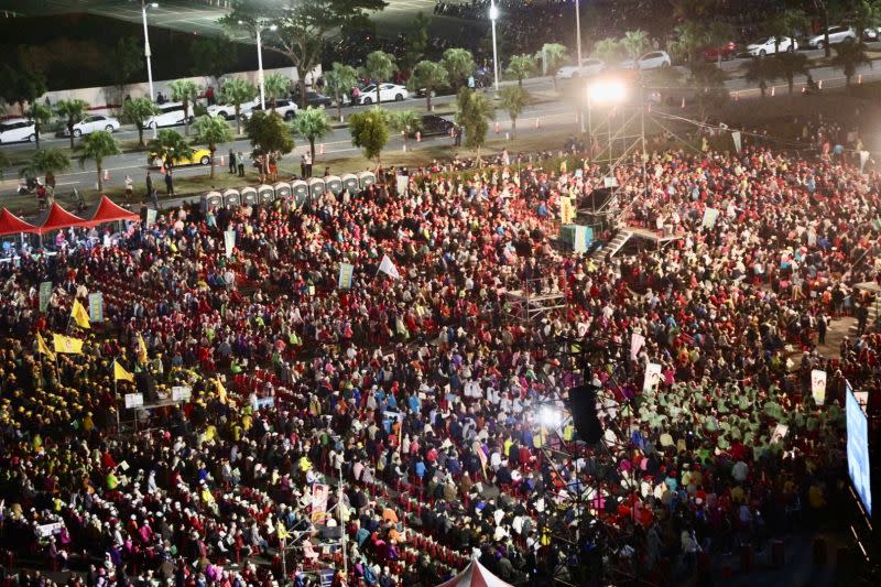 ▲民進黨「台灣隊站出來，大步向前進」高雄公投說明會，今天晚間7點在台糖物流園區後方空地登場，晚會主持人立委趙天麟於晚間7點半宣布，現場已經湧入3萬人。（圖／翻攝畫面）